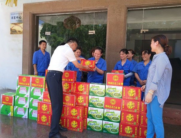 鄂城區委領導為昌利金剛石鋸片車間生產一線職工“送清涼” 鄂城區委領導為昌利金剛石鋸片車間生產一線職工“送清涼”