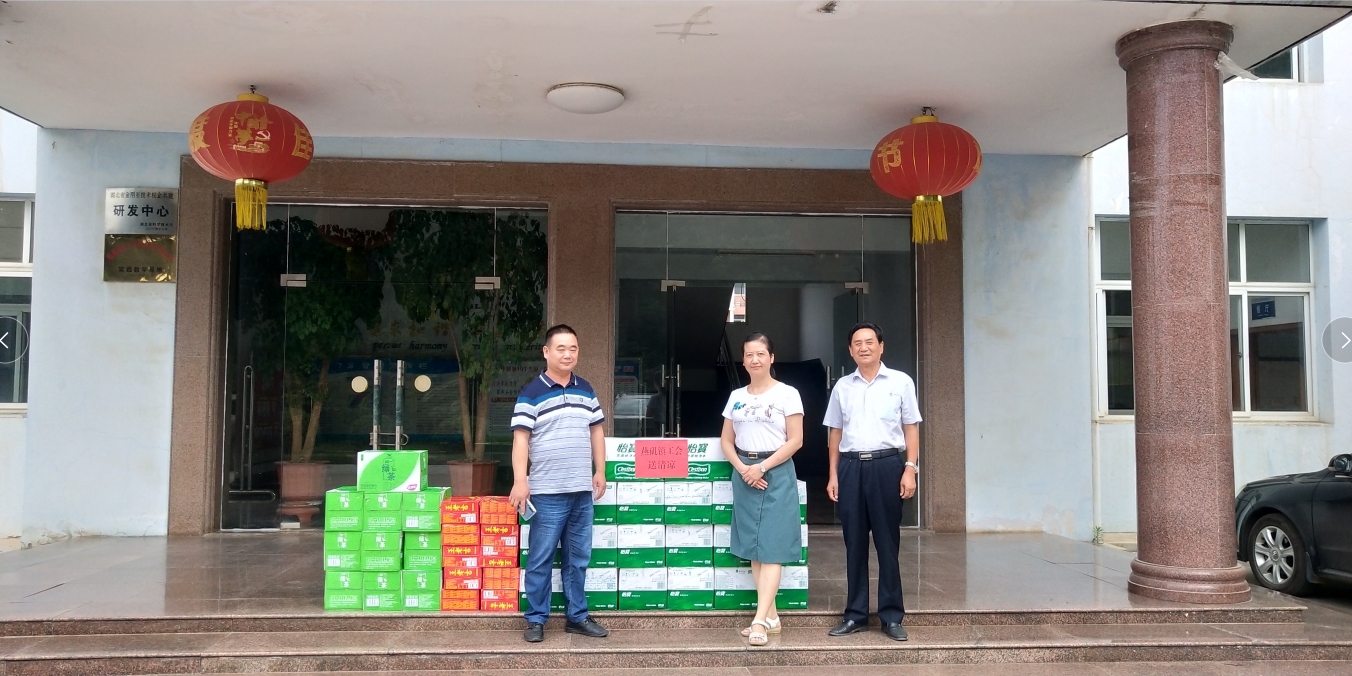 鎮(zhèn)工會為湖北昌利公司一線職工送“清涼” 鎮(zhèn)工會為湖北昌利公司一線職工送“清涼”